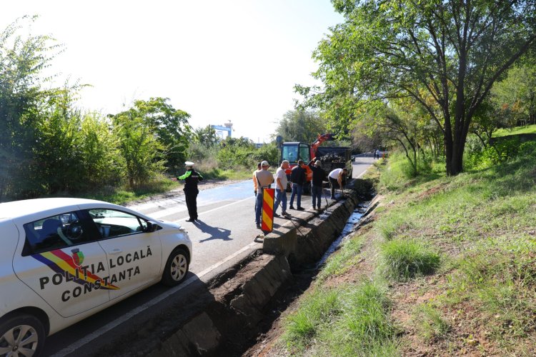 Se decolmatează rigolele din zonele cu risc la inundații din municipiul Constanța